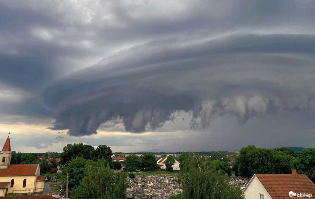 Közel egyhavi eső esett a Tarna völgyében – elképesztő felhőket fotóztak Észak-Magyarországon