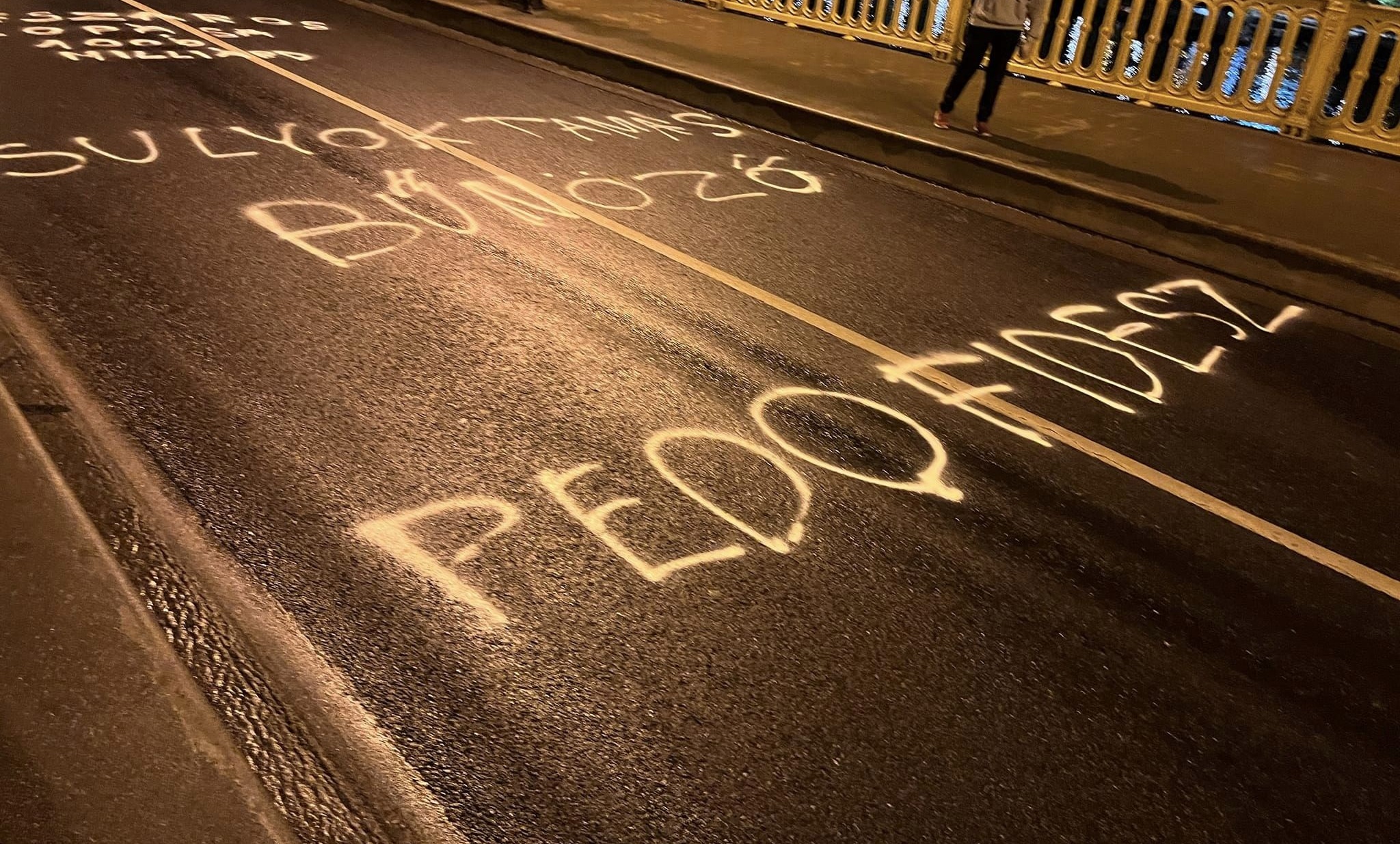 Pedofidesz, Stop akku –  a Fidesz bűneit festették fel a Békemenet útvonalára DK-s aktivisták