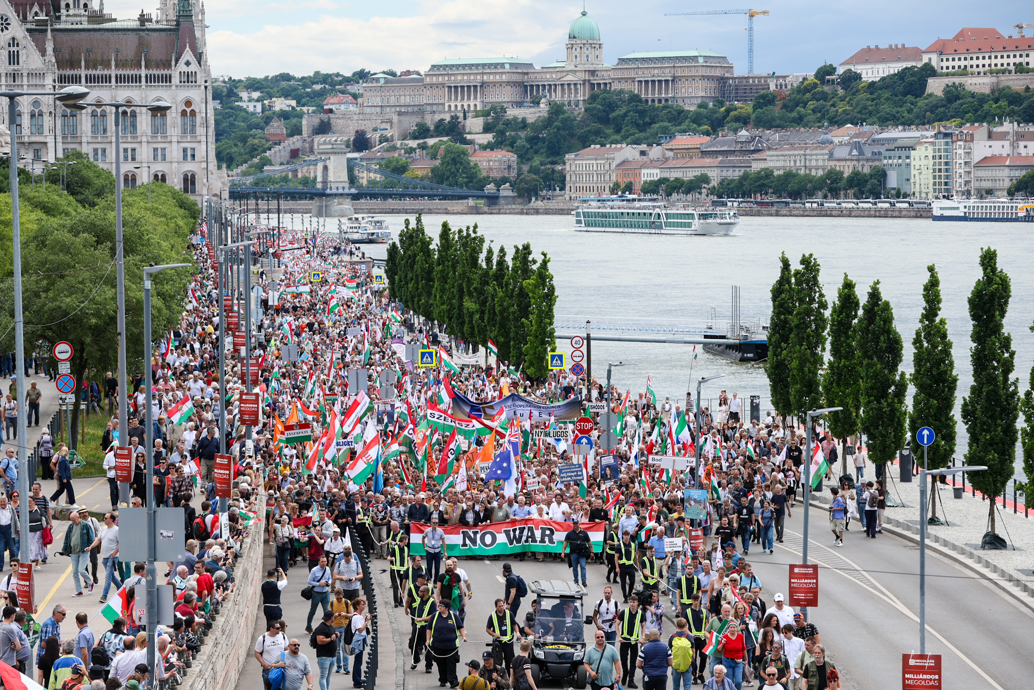 Megtöltötték a rakpartot a békemenetelők, Bayer Zsolt és Pataky Attila vezetésével