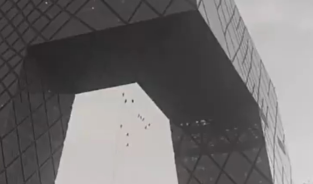 Videó: köteleken himbálóztak az ablakmosók a viharban egy pekingi felhőkarcolón