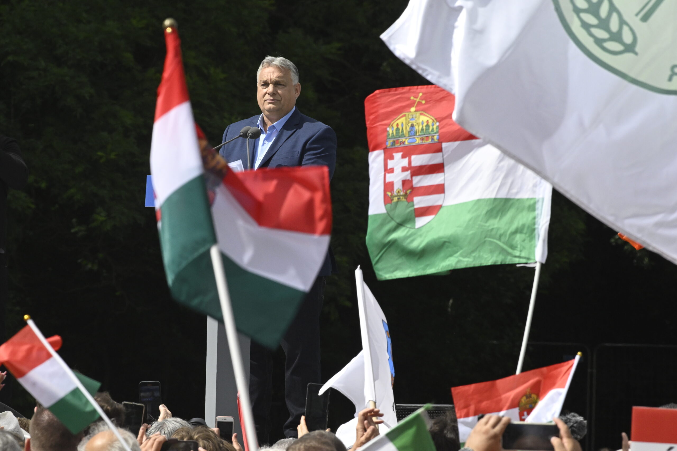 Orbán Viktor elárulta: Szeretek esőben beszélni, akkor megnövök a színpadon, majd az unokákat is megmutatta