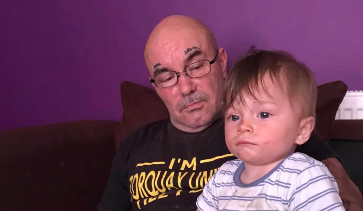 Újabb megrázó részletek a kétéves brit kisfiú halálának körülményeiről, akire halott apjával együtt bukkantak rá hosszas keresés után