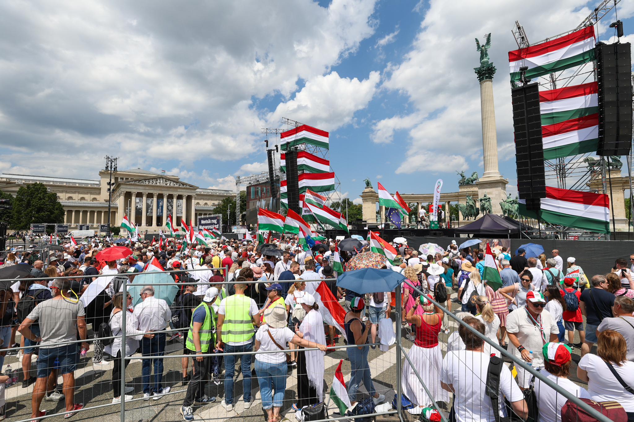 Fotók: Már gyülekeznek az emberek a Hősök terén Magyar Péter tüntetésére