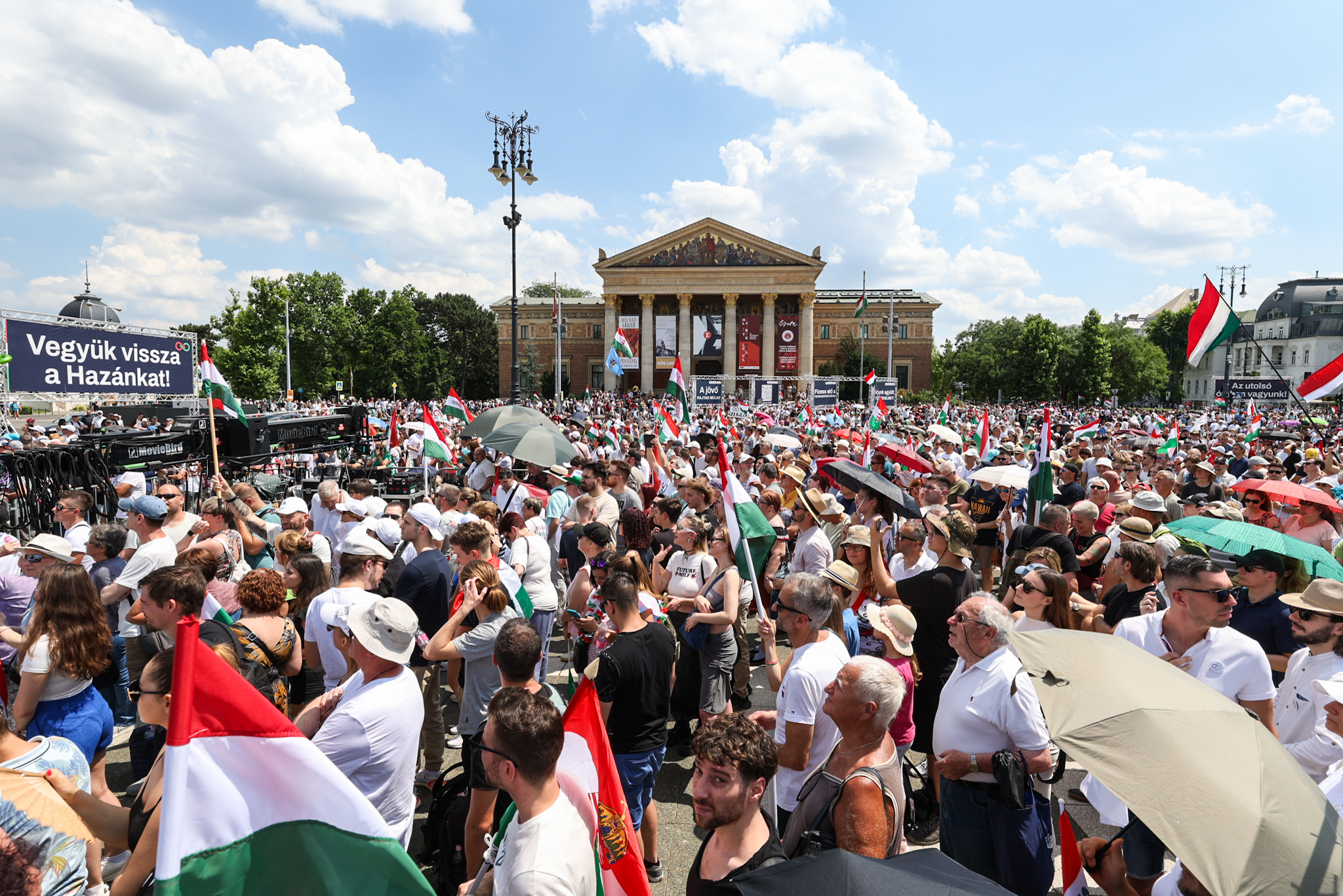 Fotókon mutatjuk, hogy mekkora a tömeg Magyar Péter tüntetésén a Hősök terén