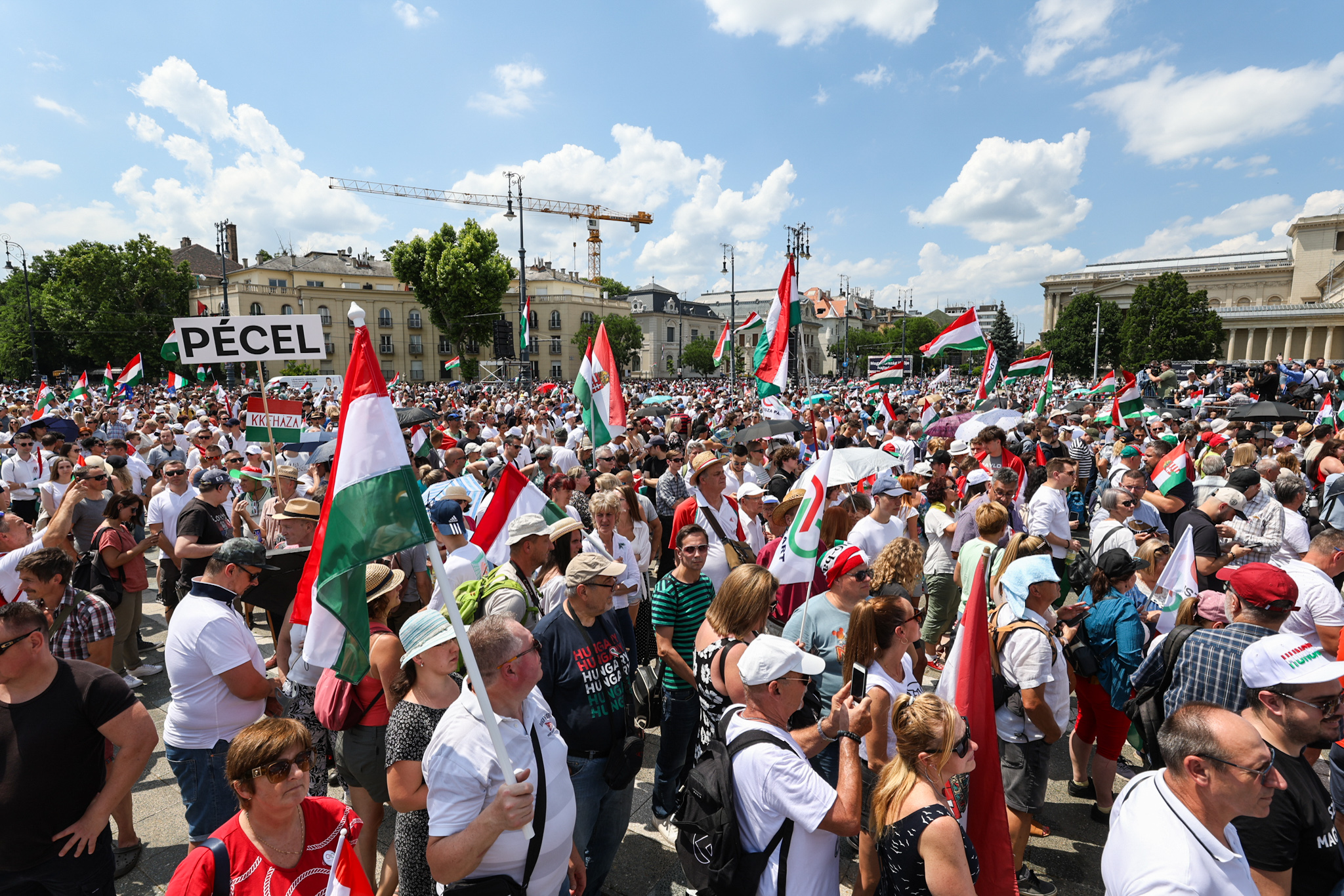 Teljesen kiakadtak a kommentelők Magyar Péter tüntetésén: Haldokolnak az emberek, de azért muszáj előadni egy teljes X-Faktort