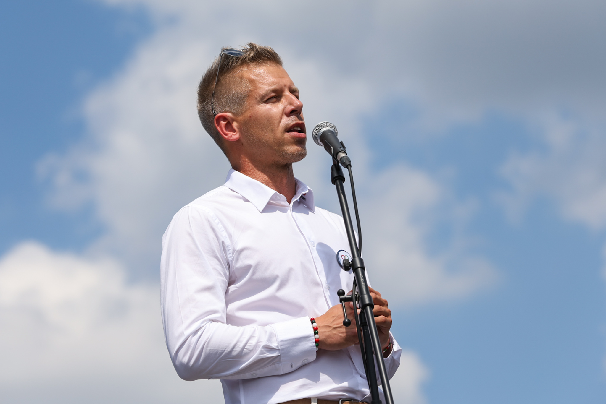 Magyar Péter: Orbán Viktor olyan, mint aki disznóvágáson a táskájába tömi a kolbászt, amikor nem figyelnek rá