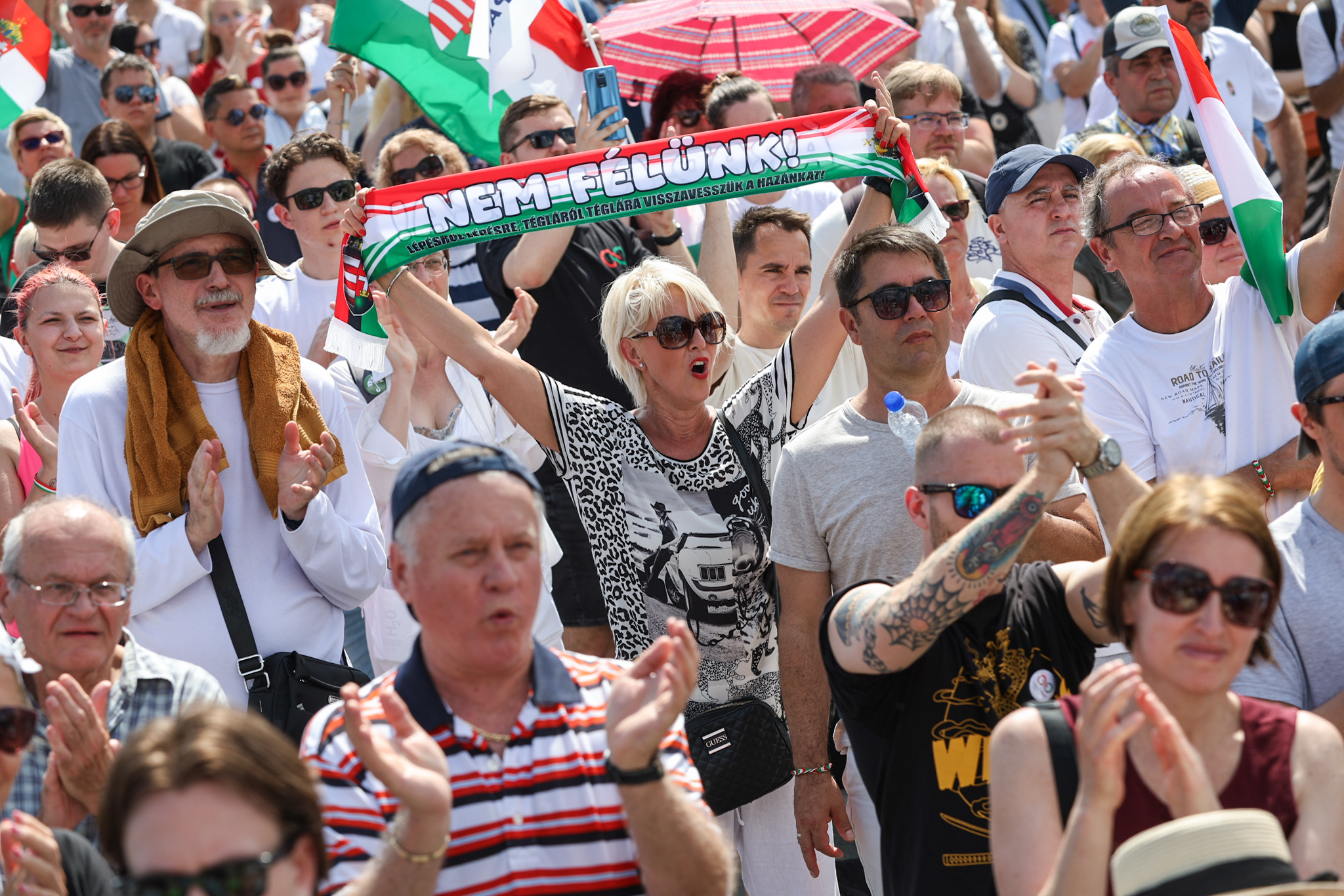 Összehívta Magyar Péter a híveit vasárnap estére, egy eredményváró bulira