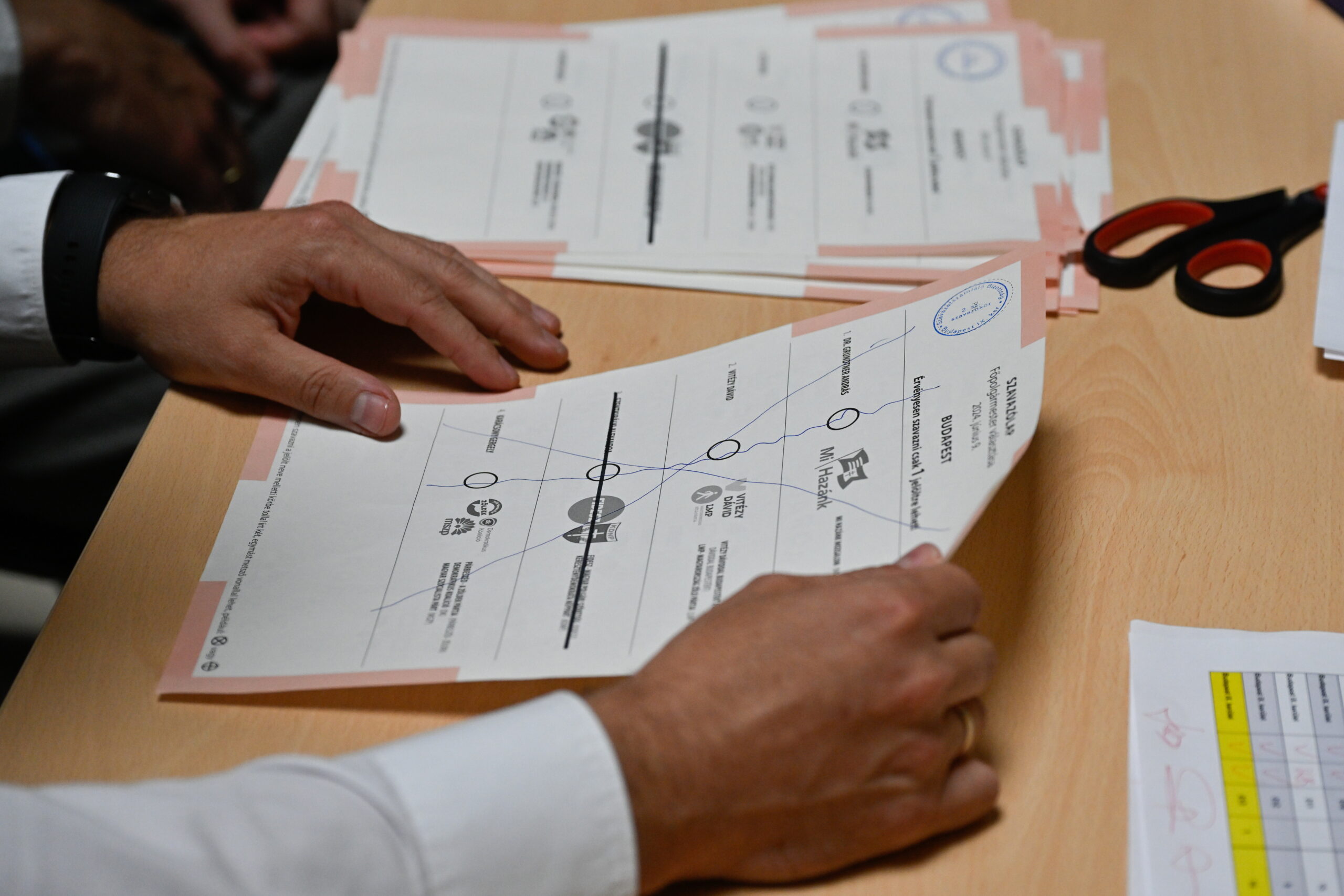 Nemzeti Választási Iroda: 500-600 szavazatot nyilváníthatnak érvényesnek