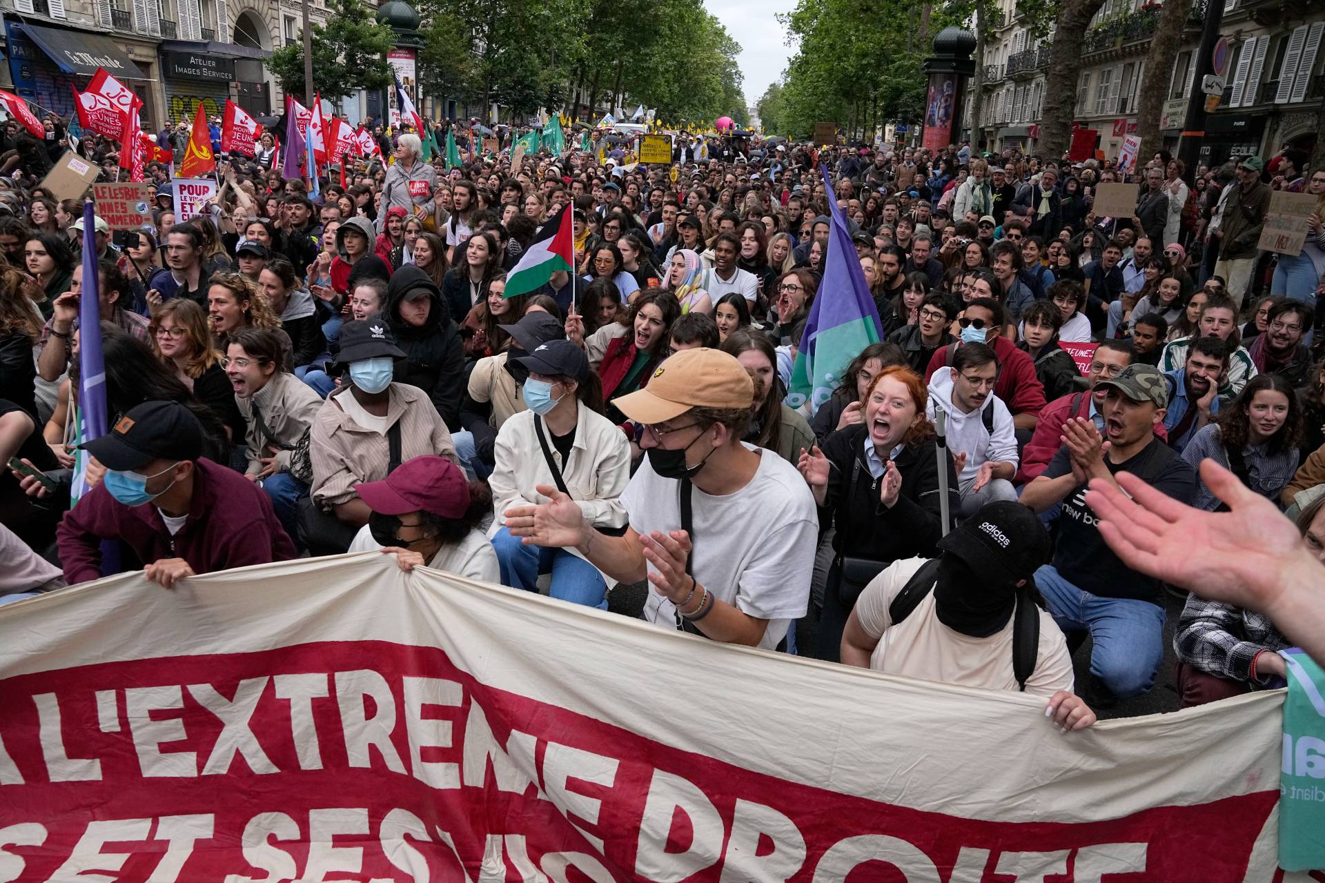 „Meg akarjuk előzni a katasztrófát!” – Több százezren tüntettek Marine Le Pen pártja ellen Franciaországban