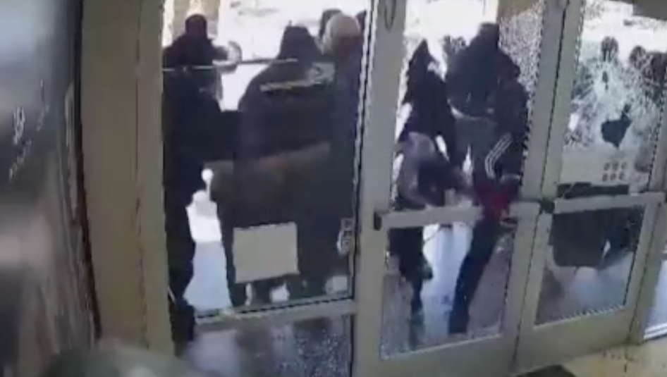 Videón, ahogy 20 ékszerrabló megrohamozott egy boltot Kaliforniában fényes nappal
