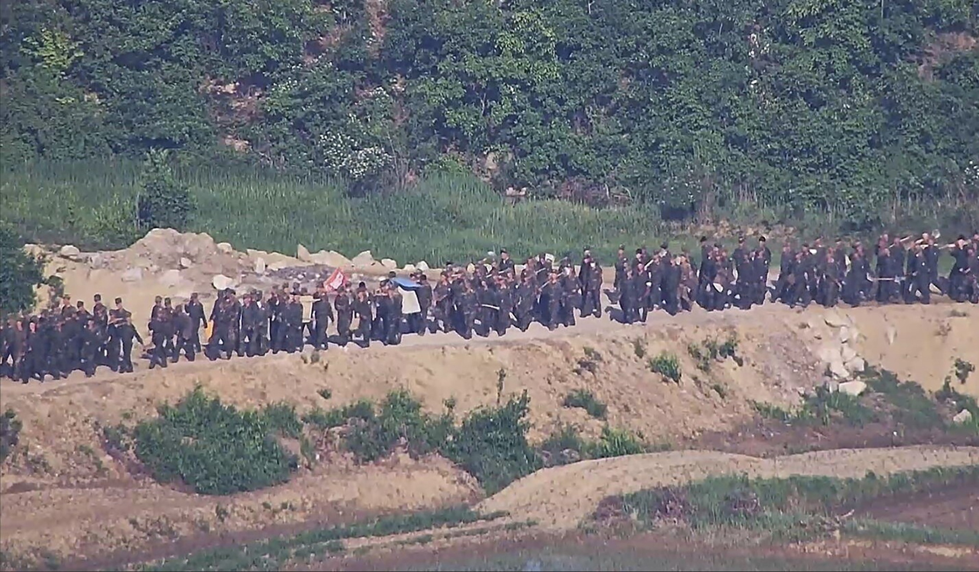 Átlépték a határt Észak-Korea katonái – a saját aknáik elől menekülve sérthettek határt
