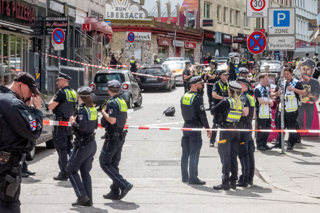 Lelőttek egy baltás támadót az Eb szurkolói parkjánál, egy gyújtószerkezet is volt nála