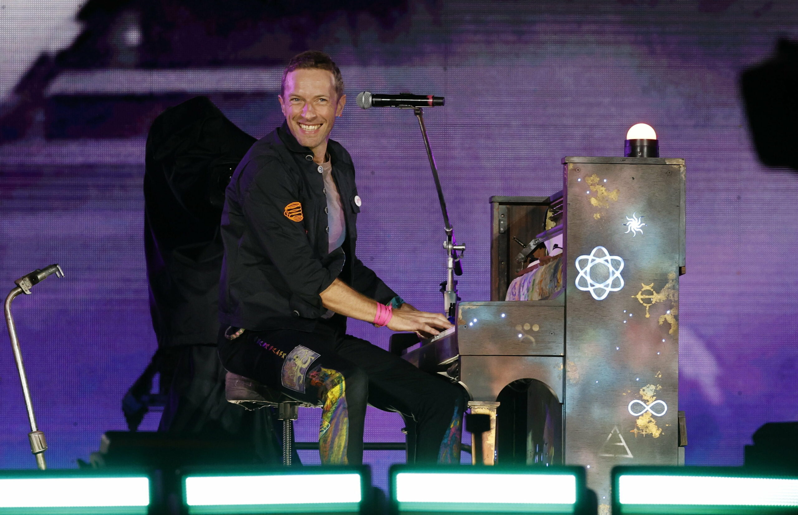 Videón, ahogy a Coldplay frontembere egy utcazenészt hallgat a pesti Duna-parton