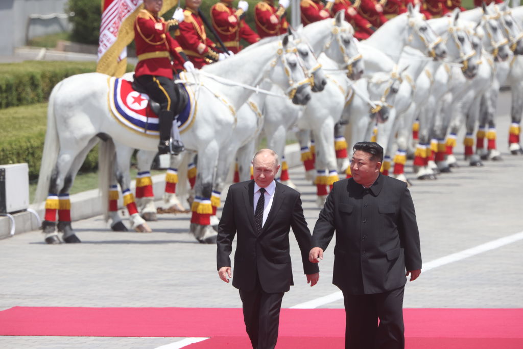 Videó: Kim Dzsongun léggömbökkel és gigantikus portréképpel fogadta Putyint