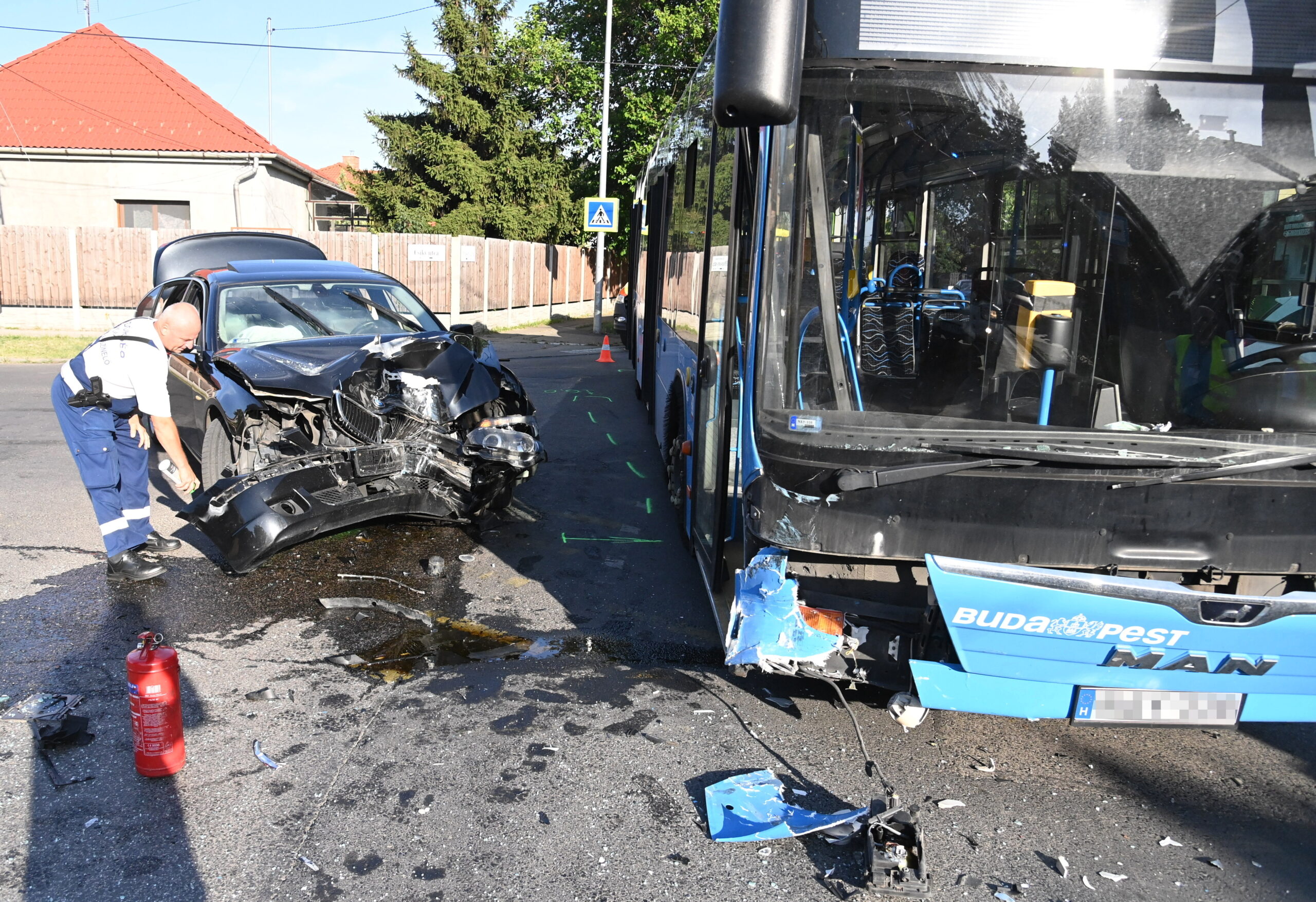 Busszal ütközött egy autó Budapesten, gyerekek is megsérültek