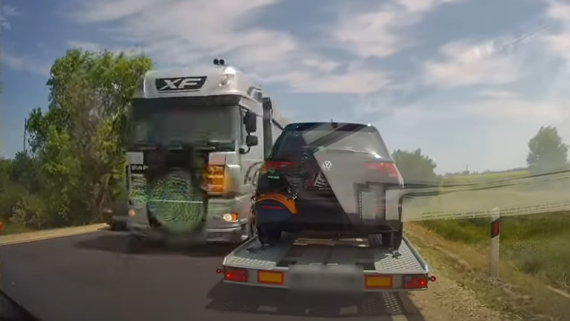 Hajmeresztő videó: nem sokon múlt, hogy mindenkit letaroljon a felelőtlen kamionos a 4-es úton