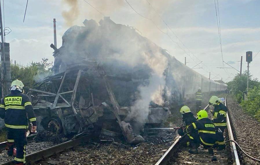 Fotókon a szlovákiai vonatbaleset, már hat halálos áldozata van a tragédiának