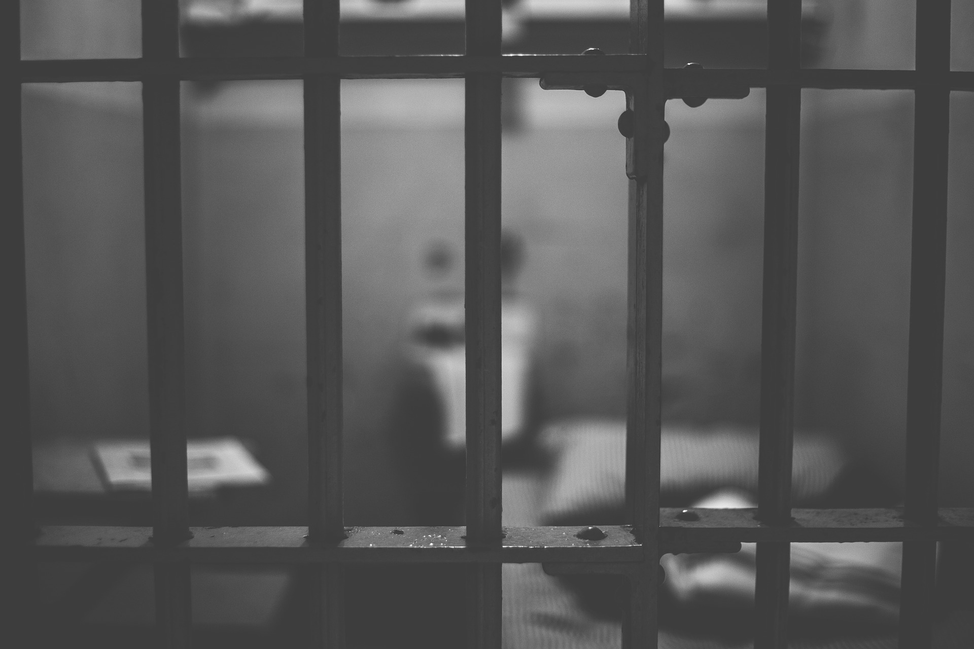 Egy fogvatartottal szexelt egy börtönőr a cellában – videó
