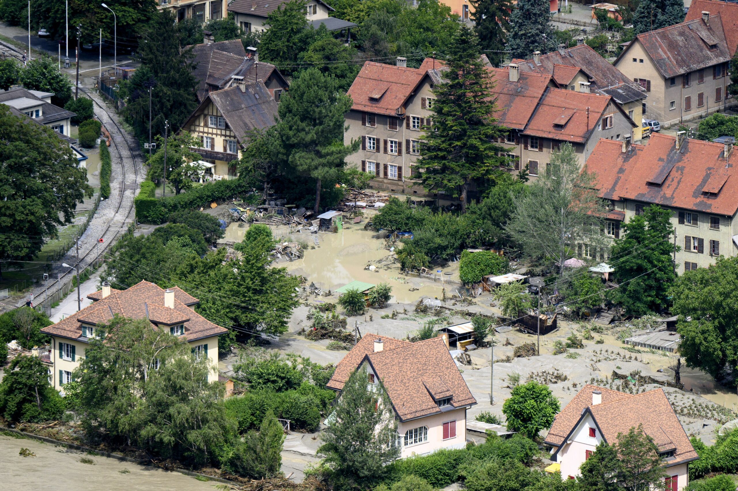 Ítéletidő tombol Svájcban: két ember meghalt, többen eltűntek egy földcsuszamlás után – videón a pusztítás