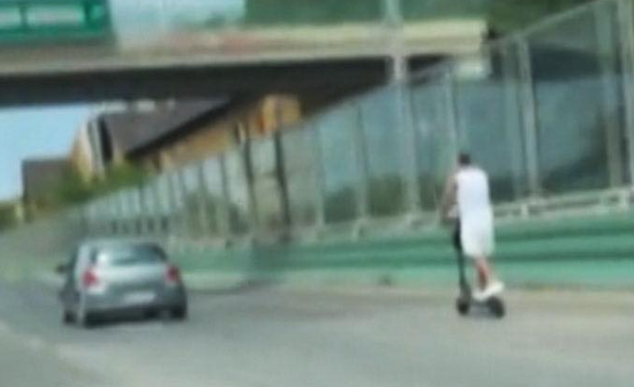 Videó: 75 km/órával rollerezett egy férfi az autók között az M5-ös bevezetőn