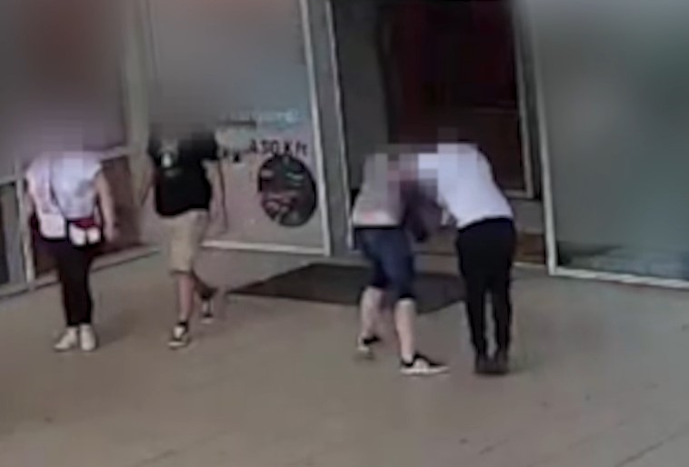 Részegen őrjöngött egy férfi egy tatabányai bevásárlóközpontnál, egy nőt és két férfit is megtámadott