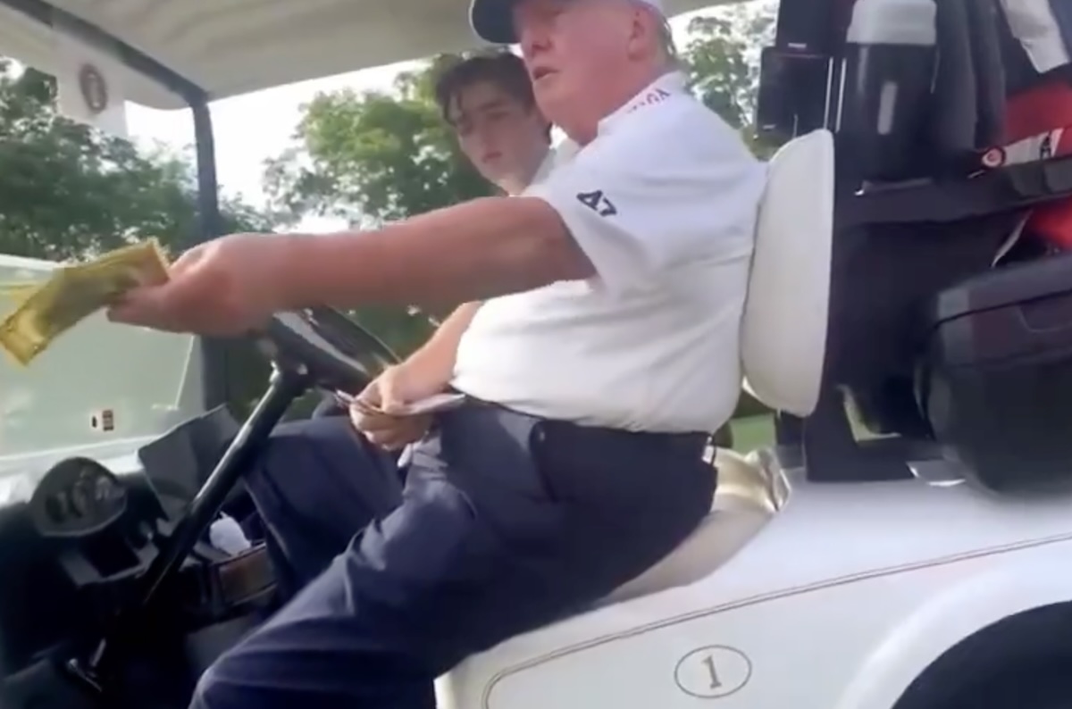 Donald Trump öreg, lerobbant szarkupacnak nevezte Joe Bident egy kiszivárgott videóban