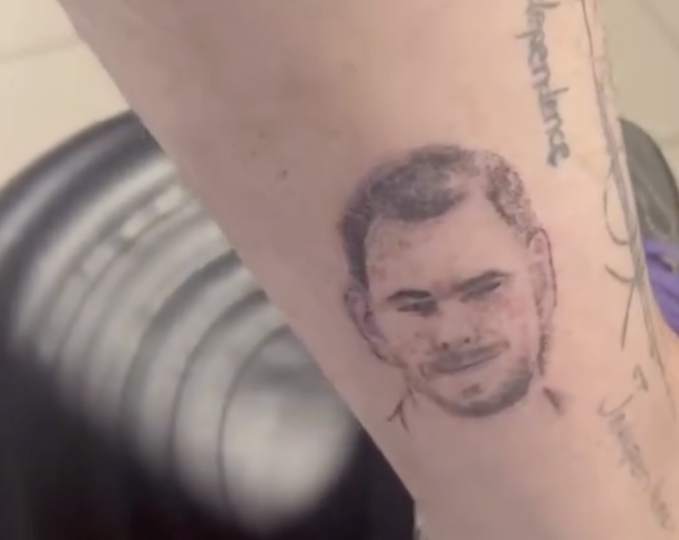 Karácsony után Vitézy Dávidot is magára tetoválta valaki, és nem is akárki