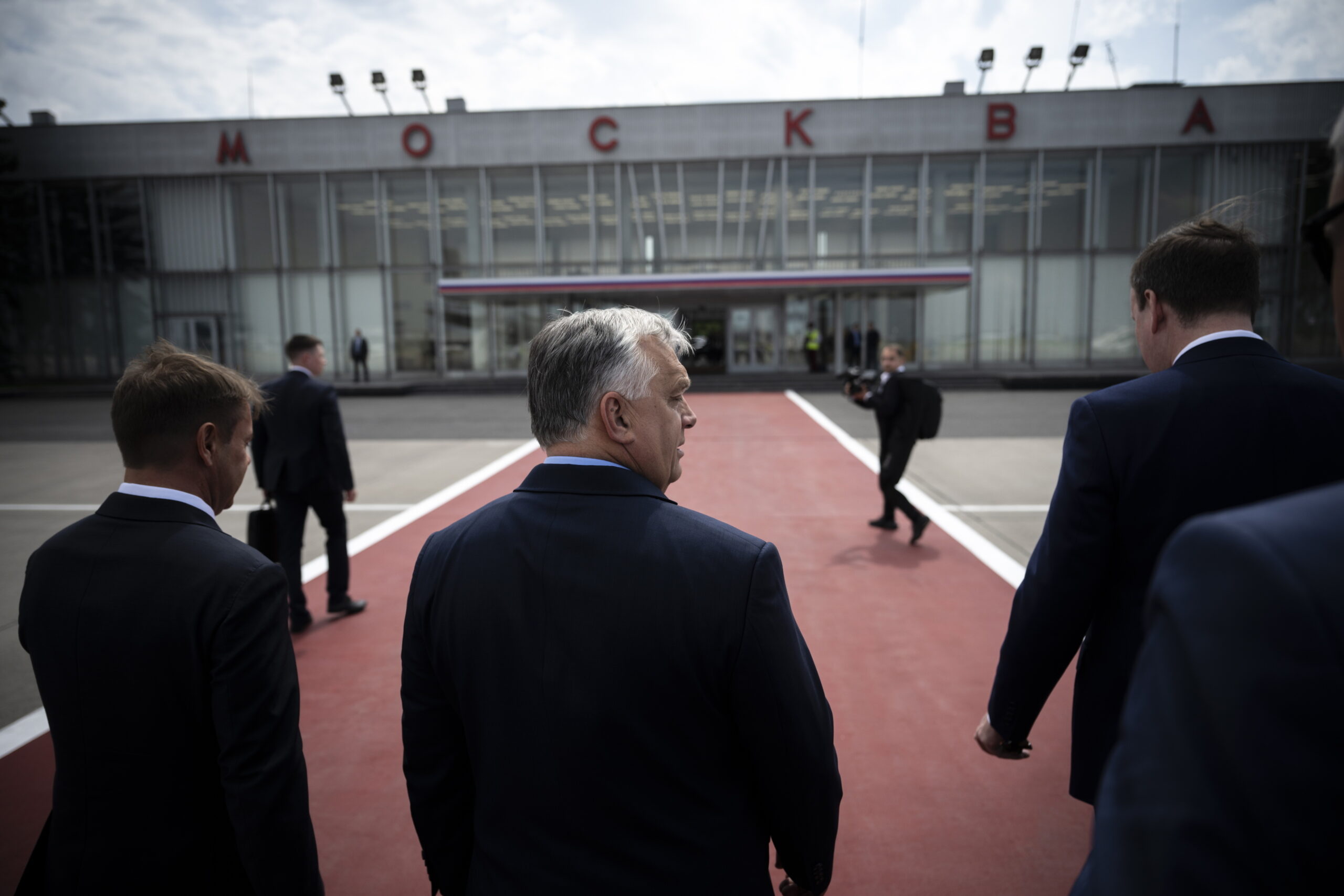 Orbán Viktor megérkezett Moszkvába, Szijjártó Péter már órákkal korábban ott volt