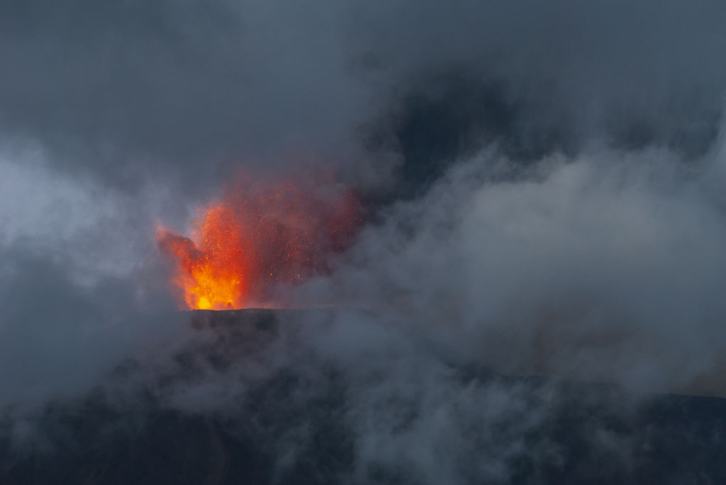 Fekete hamu borítja az utcákat, sőt a repülőtér kifutóját is, kitört az Etna