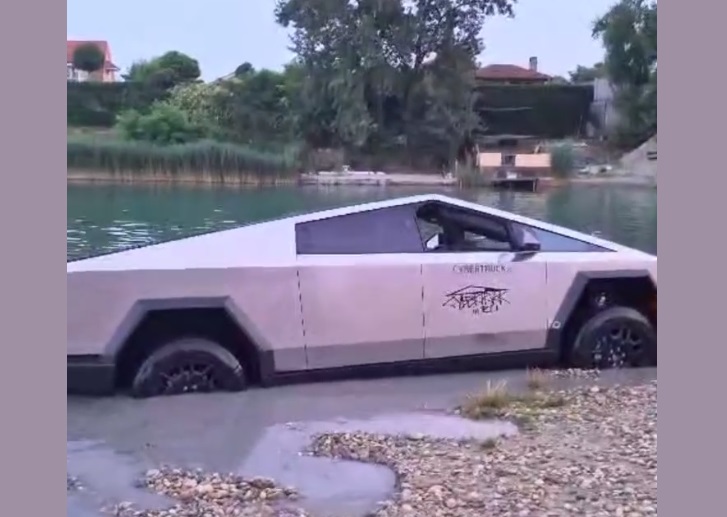 Kipróbálta a Cybertruck gázlós üzemmódját, de végül egy szlovák tóban akadt el