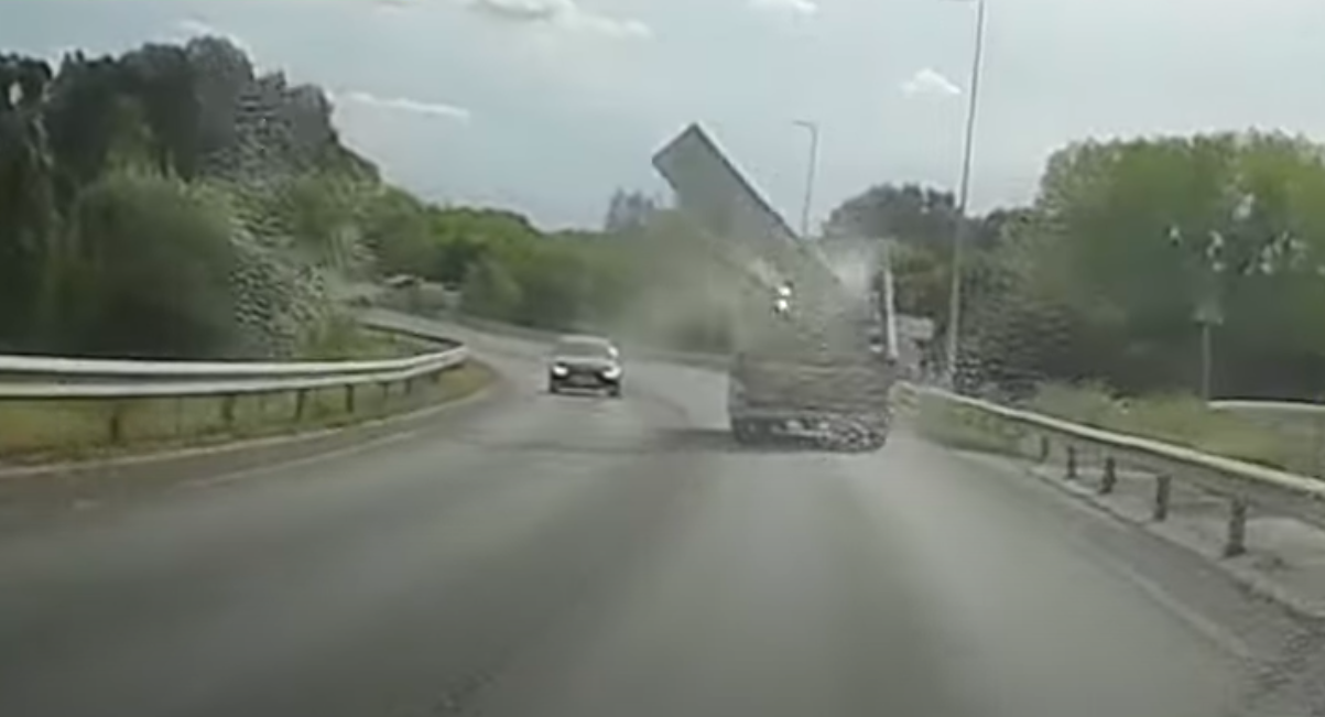 Videó: Telibe talált egy BMW-t a lezuhanó rakomány a felüljárón