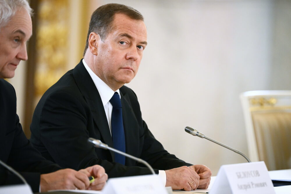 Medvegyev: „Csak a kretének hisztiznek Orbán moszkvai látogatása miatt”