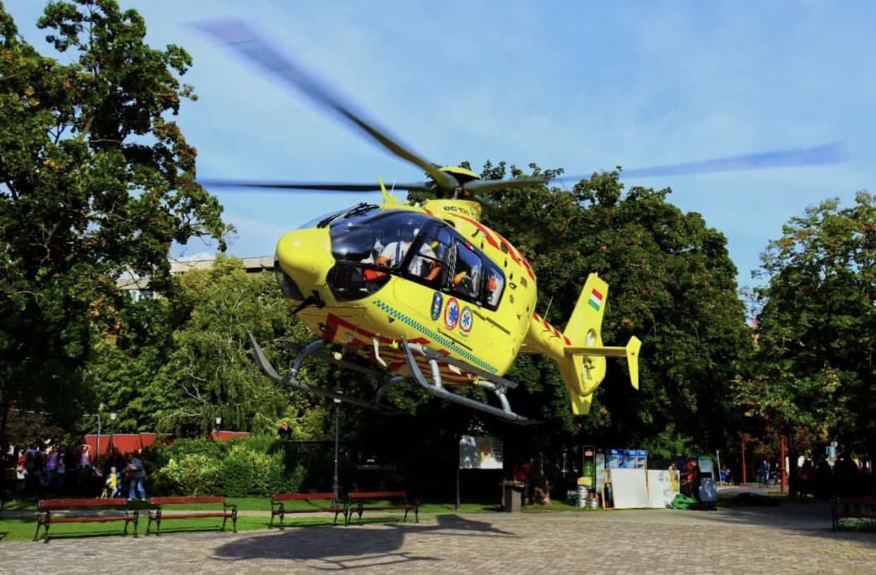 Újabb tragédia a Balatonnál: a zsúfolt strandon fulladt meg egy férfi az 50 centis vízben