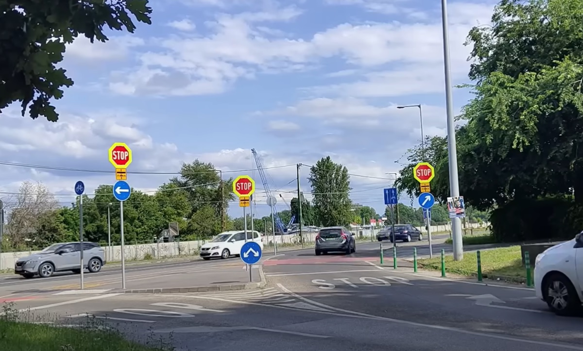 Videóra vették, ahogy száz sofőrből 96 nem áll meg a stoptáblánál a veszélyes kereszteződésben