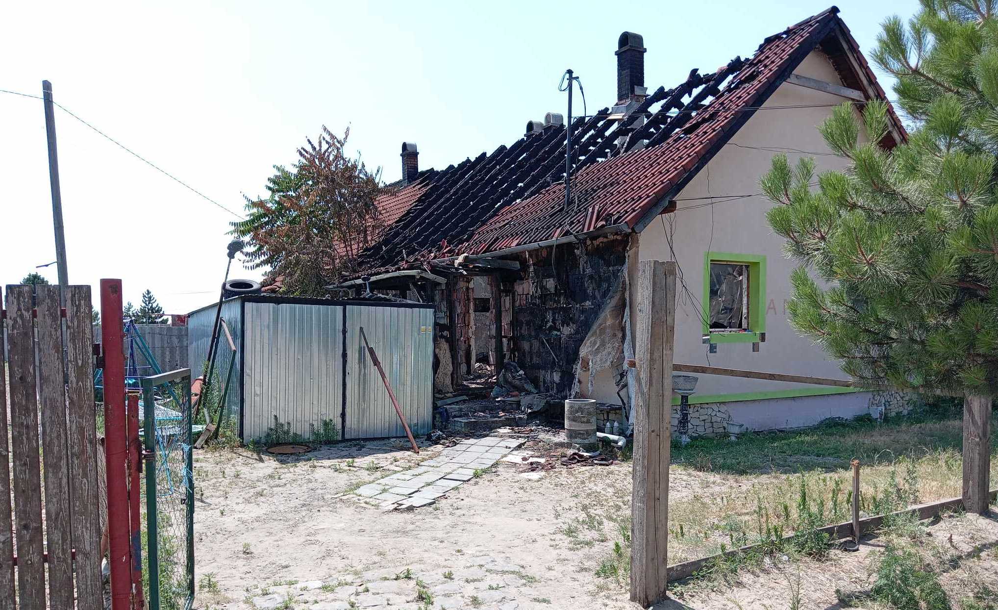 Négygyerekes nő háza égett le, mert a szomszéd áramot lopott