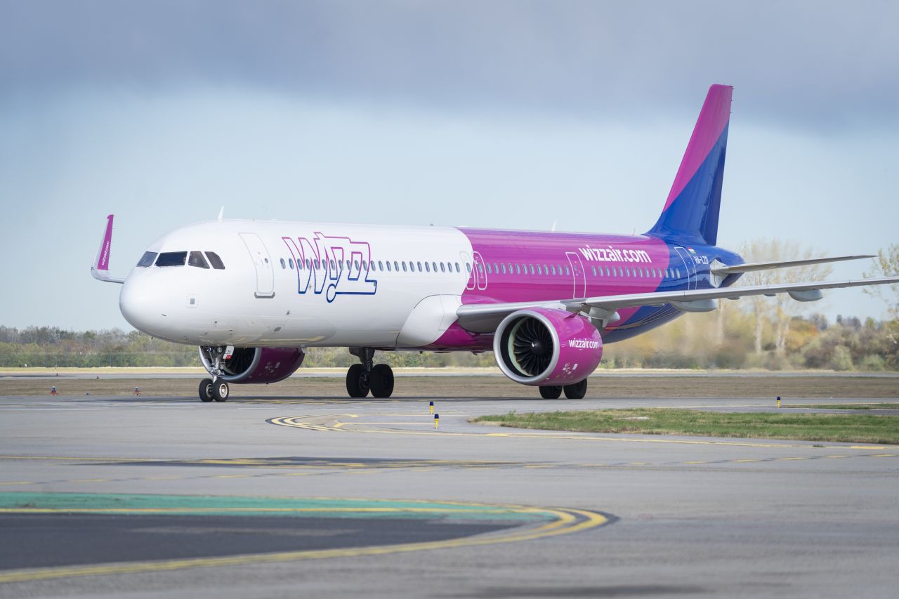 Wizz Air figyelmeztet: elkerülhetetlenek a késések, cáfolták, hogy különbséget tennének az utasok között