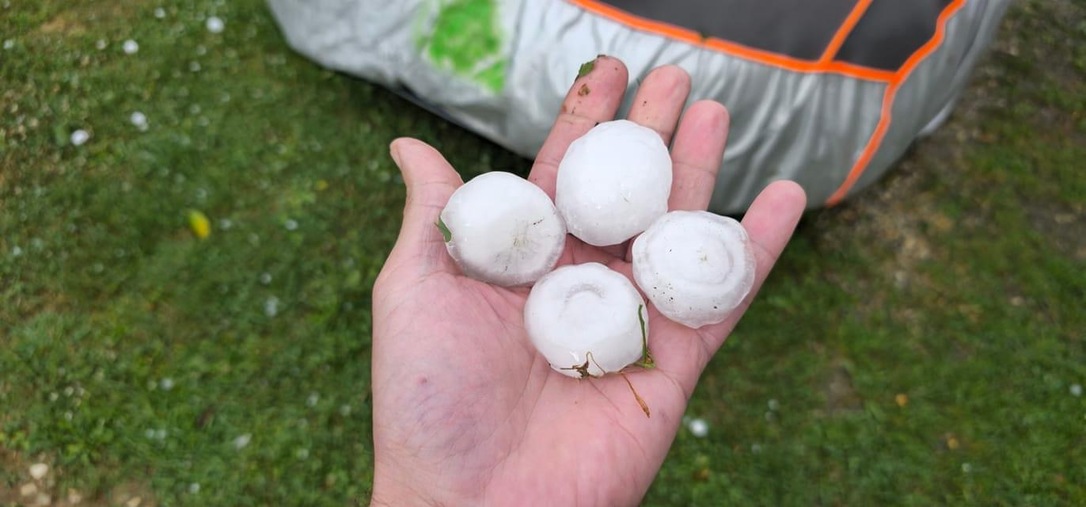 Durva jégesővel lépett az országba a szupercella, 33-ról 18 fokra hűlt a levegő