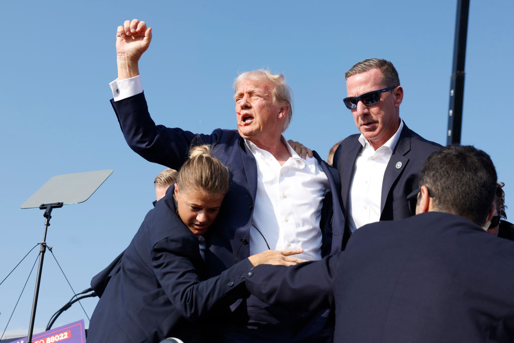 Pánik, sikoltozás és káosz – drámai képeken a Trump elleni merénylet
