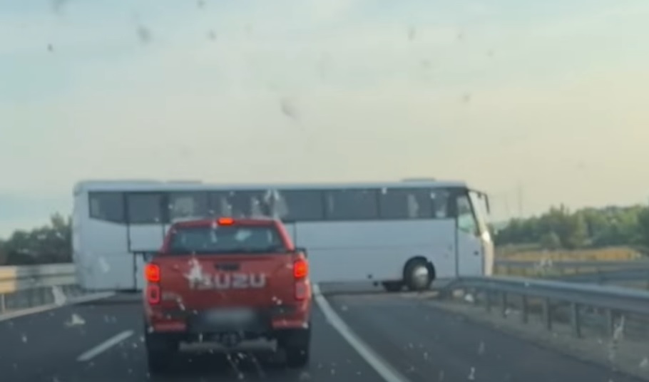 Videó: Egy buszsofőr hajmeresztő mutatványa miatt állt le a forgalom az M30-as autópályán