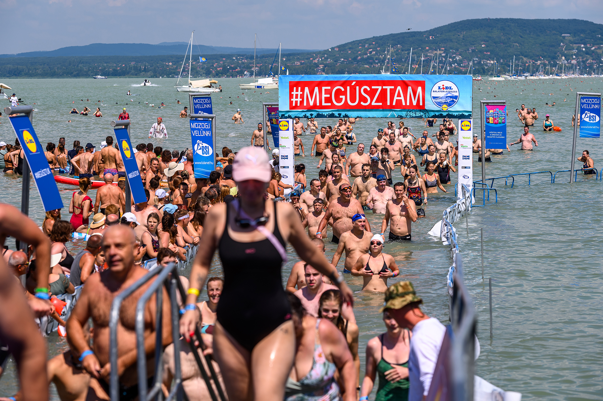 11 ezren vágtak neki idén a Lidl Balaton-átúszásnak