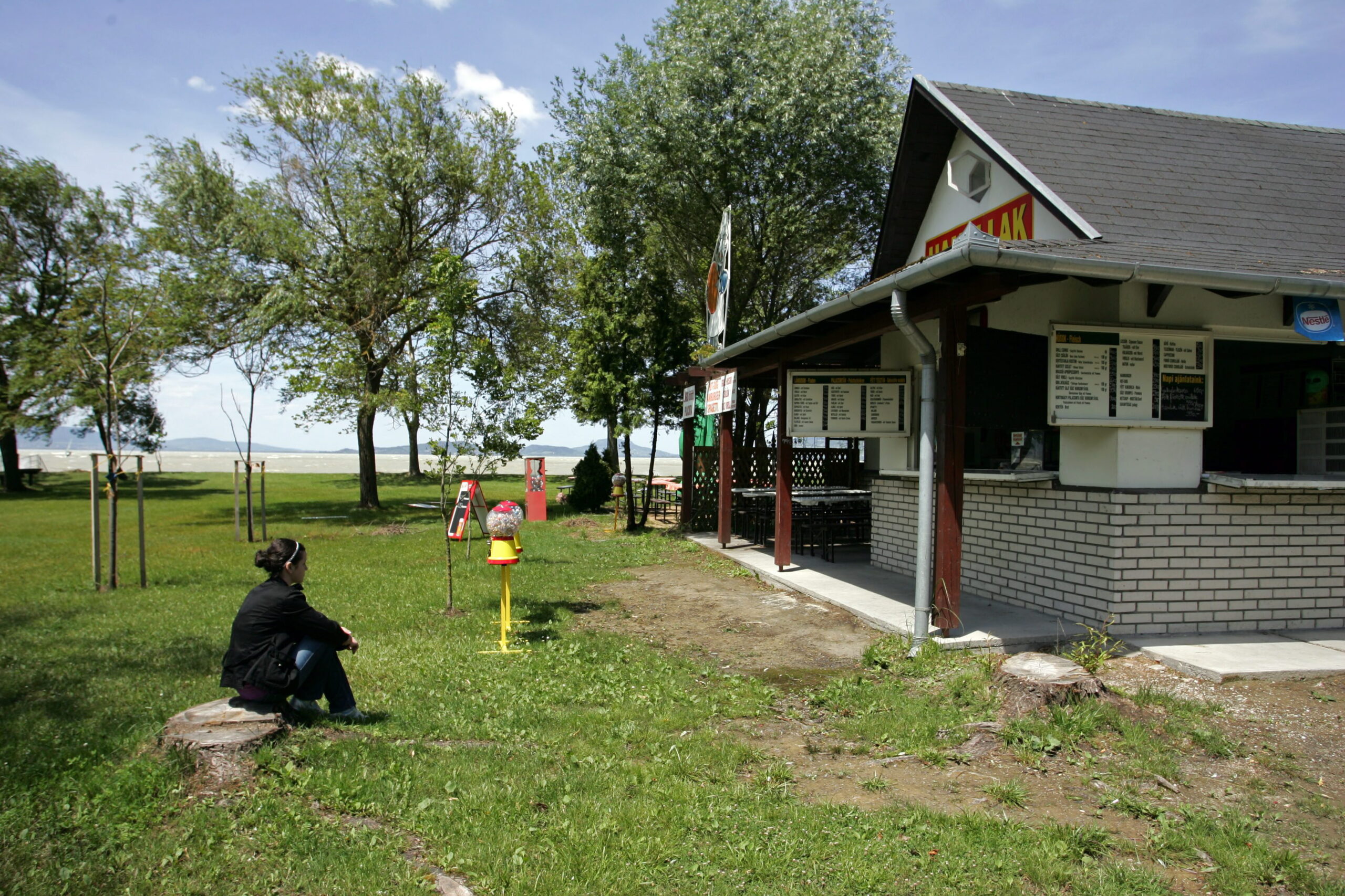 Ellenőrzi a strandbüféket a Nébih – eddig több mint 200 kiló élelmiszert vontak ki a forgalomból