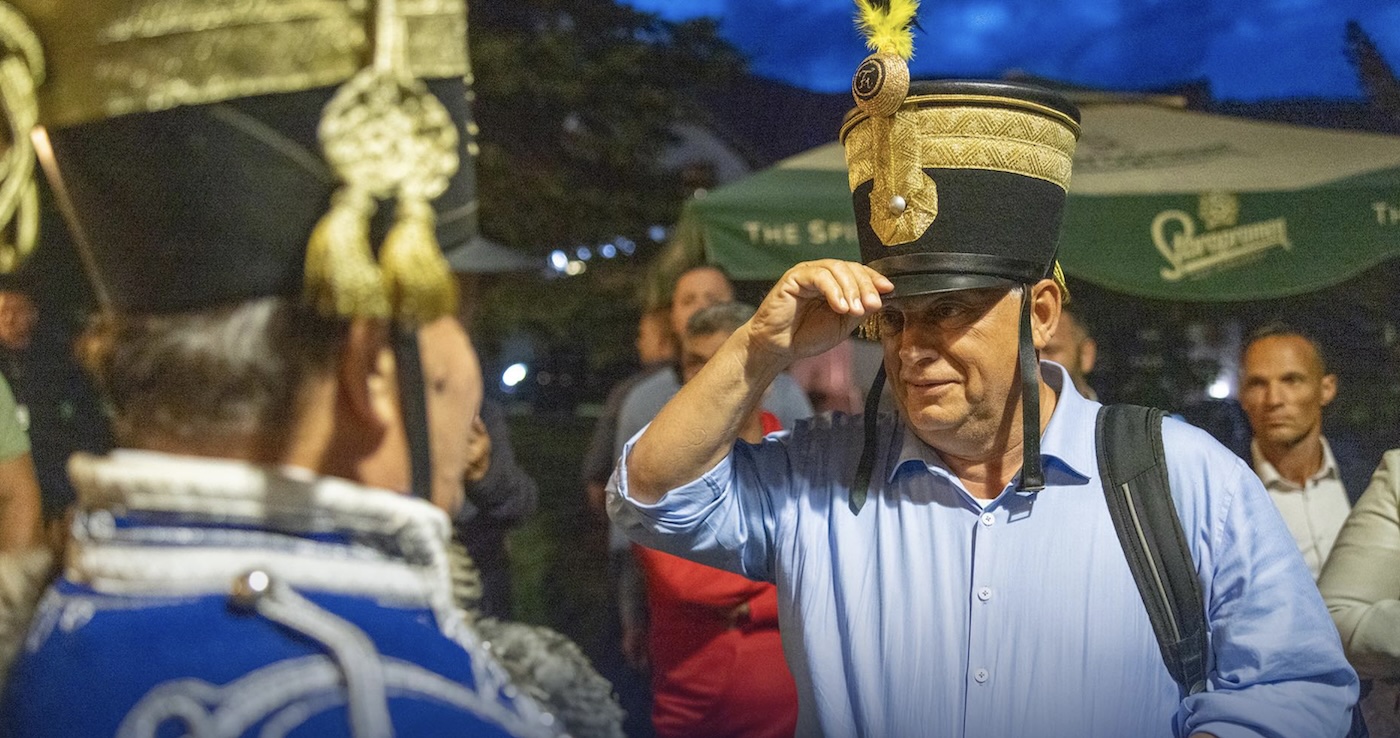 Orbán Viktor huszárnak öltözve érkezett meg Tusnádfürdőre