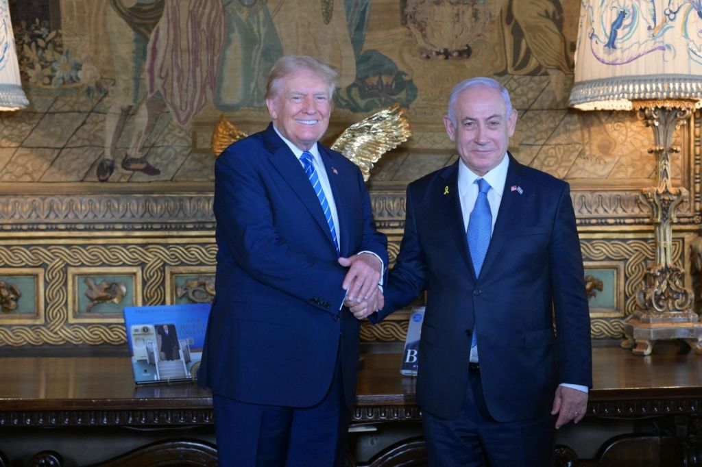 „Nem tudom, hogyan szavazhat rá egy zsidó” – Trump nekiment Harrisnek mielőtt Netanjahuval találkozott