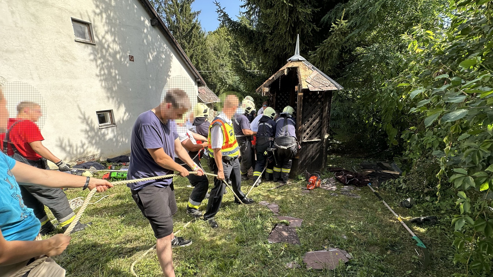 Életveszélyesen megsérült a négyéves kislány, aki belezuhant egy hat méter mély kútba Kőszegen