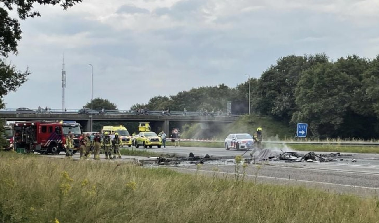 Autópályára zuhant egy repülőgép Hollandiában, a pilóta nem élte túl a balesetet