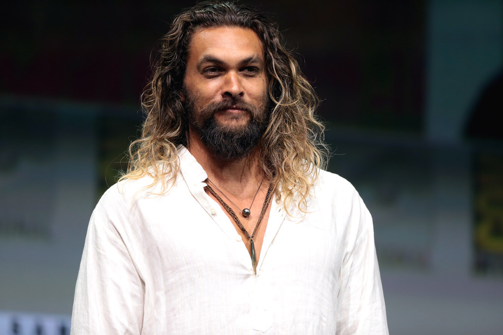 „Sokak szerint titokzatos és szexi a nézésem, pedig csak arról van szó, hogy nem látok” – Jason Momoa 45 éves