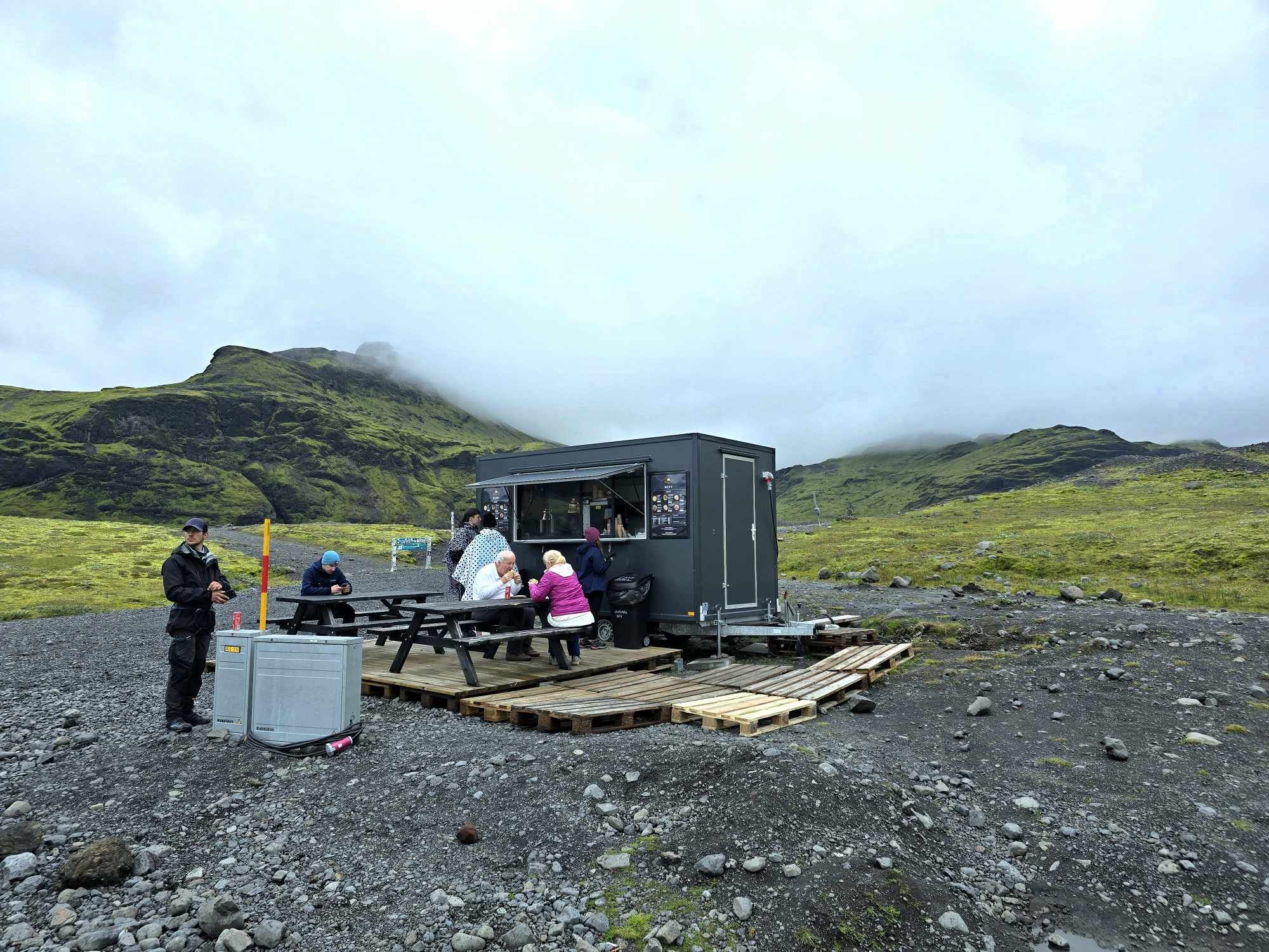 Megkérik az árát a magyar lángosnak a Sólheimajökull gleccseren, a világ legkülönösebb lángossütőjében