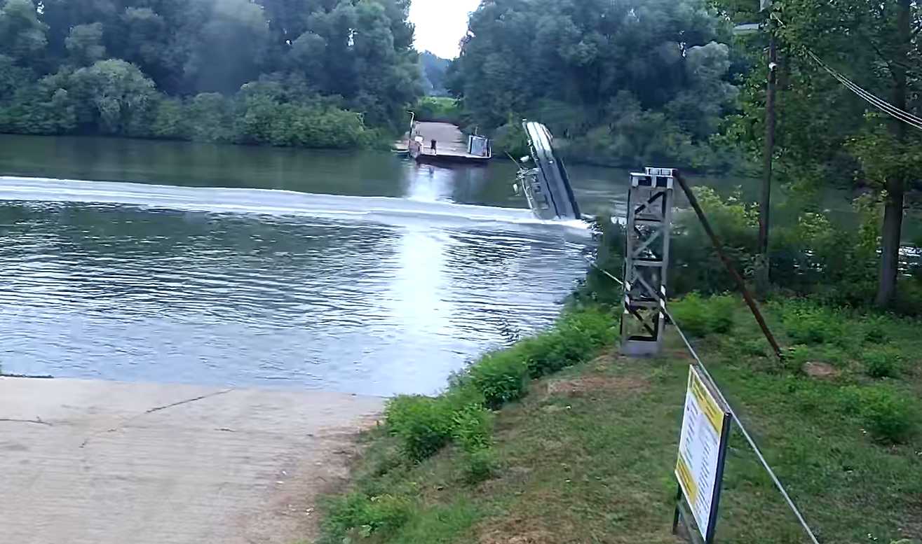 Videó: óriásit szaltózott egy rendőrhajó a Tiszán, amikor fennakadt egy drótkötélen