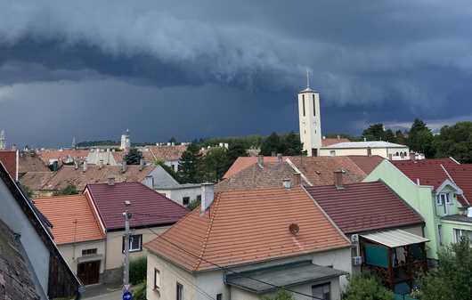 Rengeteg esővel és hatalmas széllel tört be a zivatarlánc nyugaton az országba