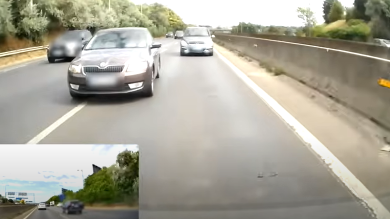 Videó: Egy skodás és mercis csatázott egymással az M1-M7 kivezetőn, mindent bevetettek